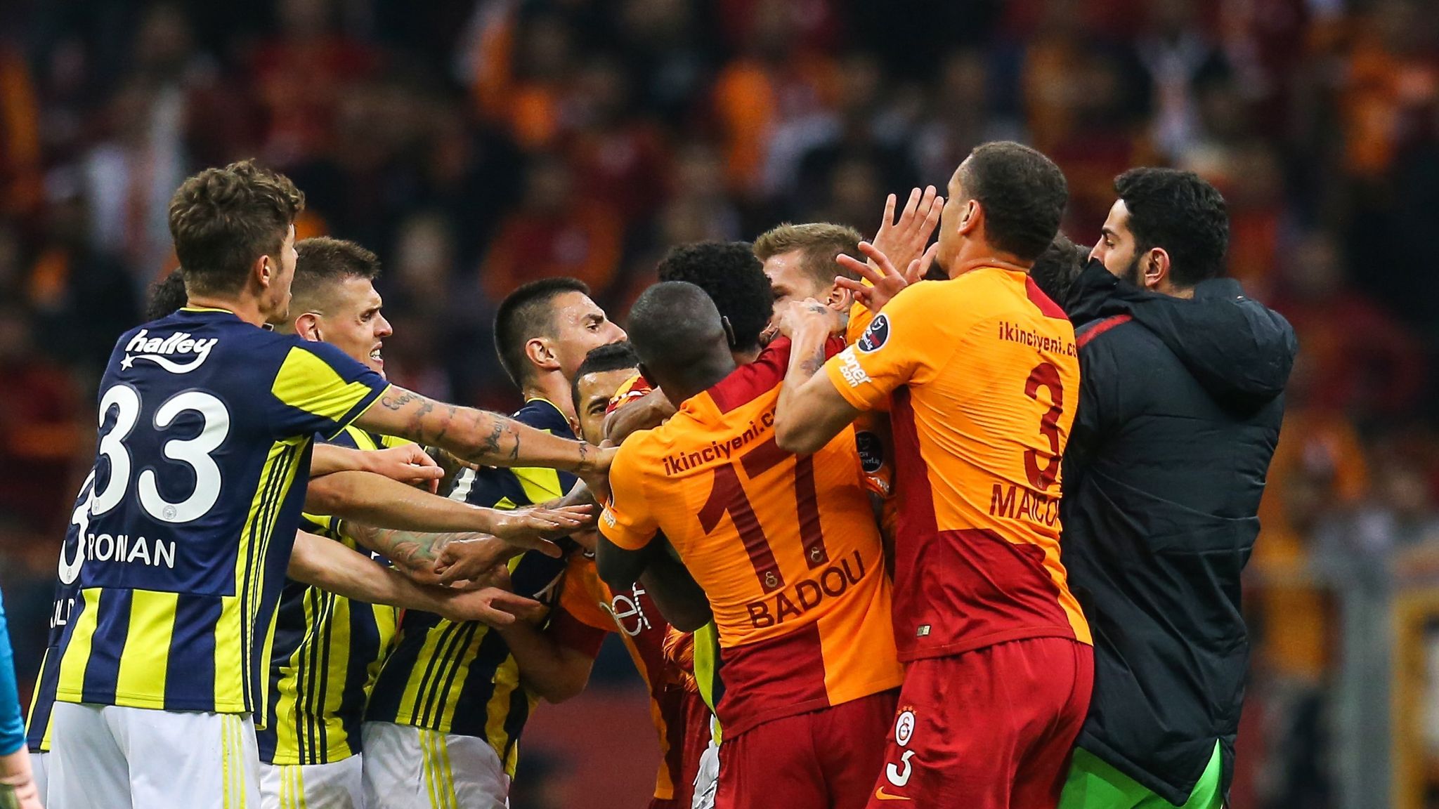 Galatasaray Vs. Fenerbahce Endet In Massenschlägerei | Fußball News ...