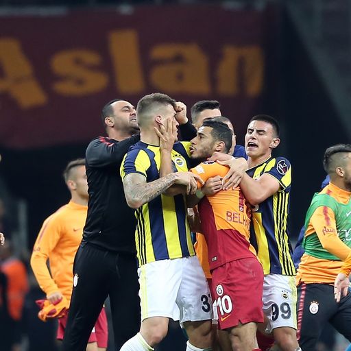 Schlägerei in Bildern: Istanbul-Derby eskaliert völlig