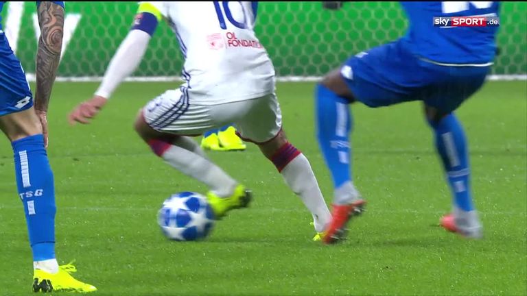 In-Match Video: Platzverweis in Lyon! Adams (51.) sieht ...