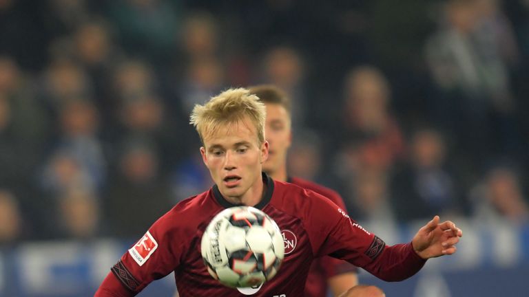 Talent Simon Rhein unterschreibt einen Profivertrag beim 1. FC Nürnberg.