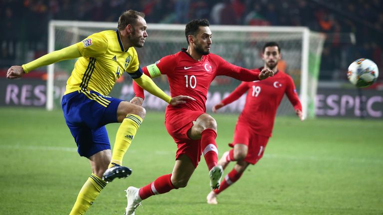 Hakan Calhanoglu und die Türkei haben gegen Schweden das Nachsehen. 
