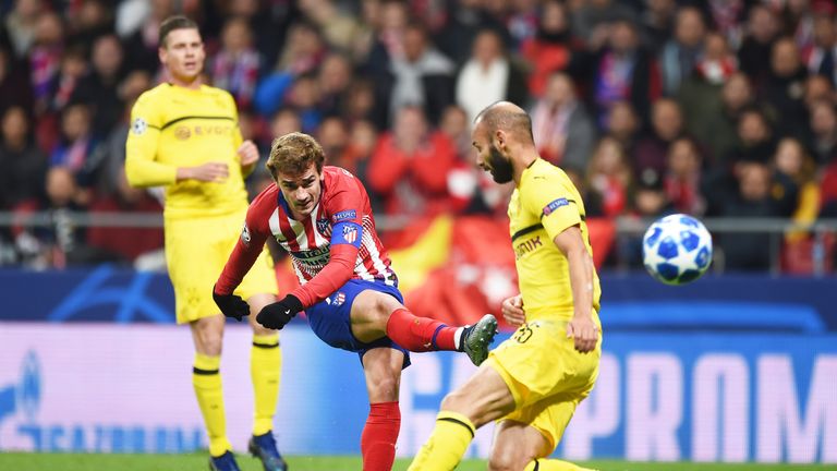 Atletico-Star Antoine Griezmann (M.) erzielt das Tor zum 2:0-Endstand. Dortmunds erste Pflichtspielniederlage der aktuellen Saison ist besiegelt.