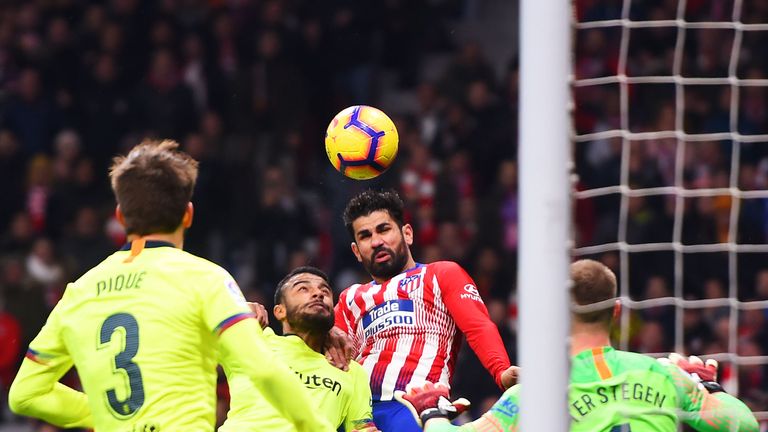 Diego Costa (2. v.r.) erzielt das 1:0 für Atletico Madrid. Barca-Torwart Marc-Andre ter Stegen macht keine gute Figur.