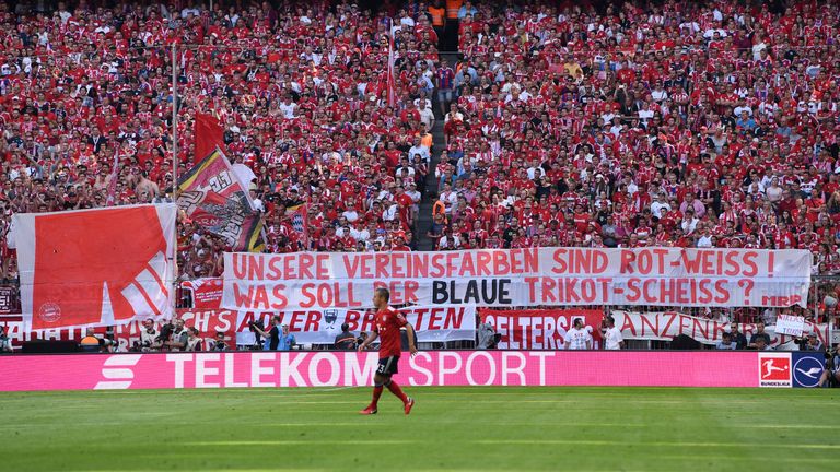 Die Ultras in der Südkurve protestierten gegen am letzten Spieltag der vergangenen Saison gegen das neue Heimtrikot des FC Bayern München.