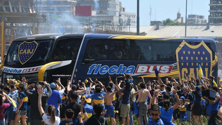 Hier wird der Teambus der Boca Juniors noch gefeiert von den eigenen Anhängern. Wenig später wird der Bus von den River-Fans mit Steinen beschmissen.