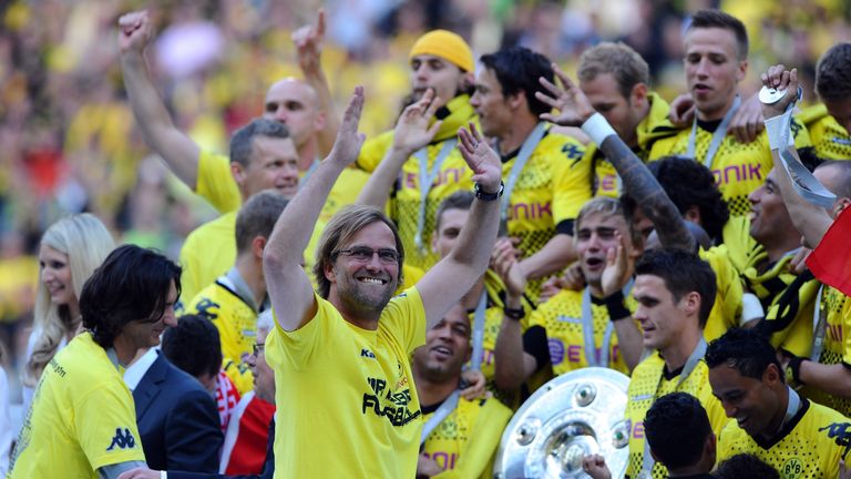 So eine gute Zwischenbilanz gelang dem BVB bereits zwei Mal: 2010/11 und 2013/14. Mit Trainer Jürgen Klopp gelang 2011 im Anschluss der Sieg der Meisterschaft. Damals standen am 11. Spieltag sogar schon 28 Punkte auf dem Dortmunder Konto. 