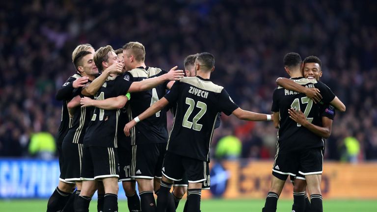 Ajax Amsterdam, gemeinsam mit dem FC Bayern in Gruppe E, spielt sich souverän in die nächste Runde der Champions League.