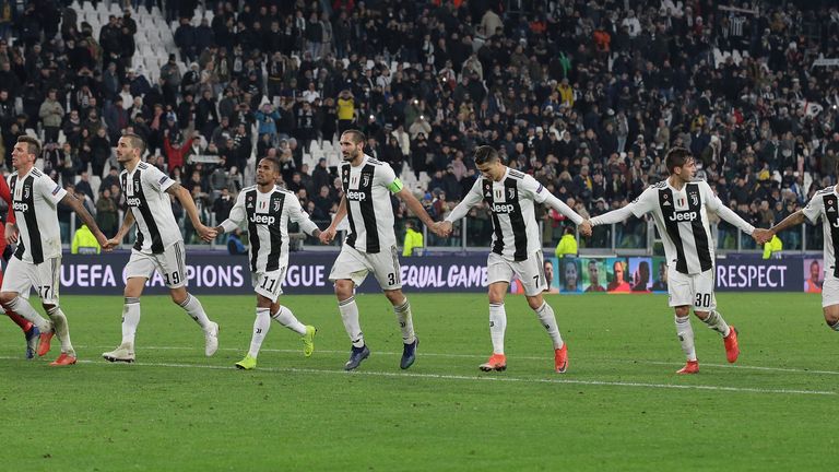 Cristiano Ronaldo (r.) und seine Mitspieler fordern zur Laola-Welle auf. Juventus Turin führt souverän Gruppe H an und ist damit weiter.