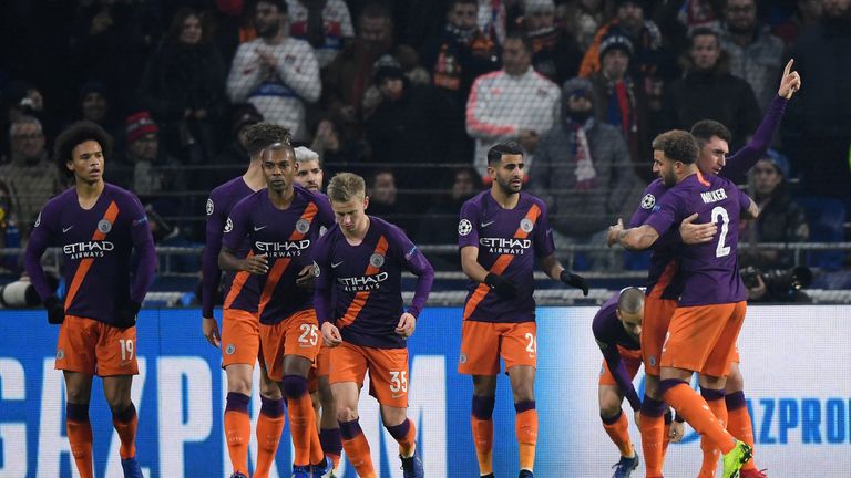 Leroy Sane (l.) darf sich mit seinen Kollegen etwas mehr freuen. Immerhin ist Manchester City nach dem 2:2-Remis gegen Olympique Lyon fix im Achtelfinale der CL.