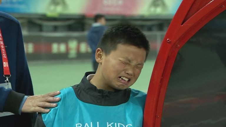 Balljunge weint in China.