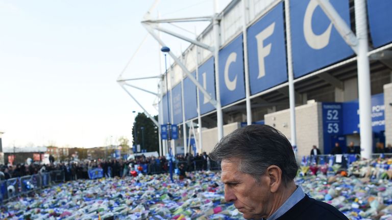 Leicesters Trainer Claude Puel gedenkt vor dem Stadion der Foxes dem verstorbenen Eigentümer Vichai Srivaddhanaprabha.