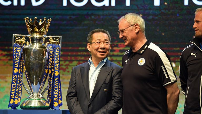 Claudio Ranier (r.) und Vichai Srivaddhanaprabha 2016 nach Leicesters Titelgewinn.