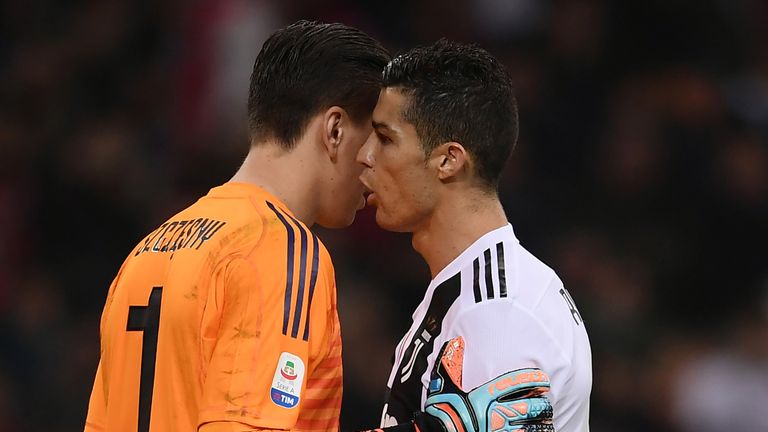 Cristiano Ronaldo gibt Wojciech Szczesny den entscheidenden Elfmeter-Hinweis gegen den AC Mailand.