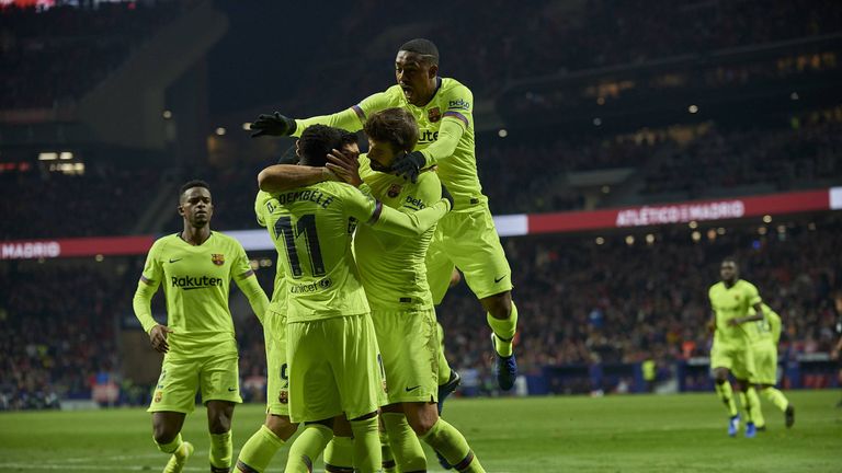 Dembele (m., mit Rückennummer 11), vom FC Barcelona, darf sich mit seiner Truppe über den Einzug in die nächste Spielrunde freuen.