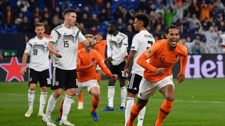 Virgil van Dijk bejubelt sein Tor zum 2:2 der Niederlande gegen das DFB-Team.
