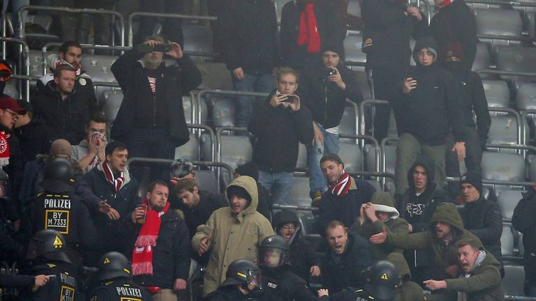 Fortuna-Anhänger liefern sich vor dem Spiel in München Prügeleien mit der Polizei.