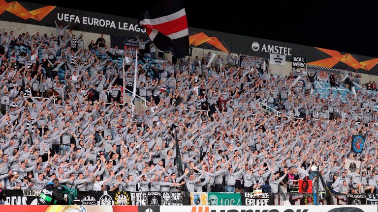 Mehrere Tausend Fans begleiten die Eintracht bis nach Zypern und unterstützen ihr Team lautstark.
