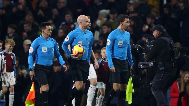 Das Schiedsrichtergespann um Anthony Taylor verlegte den Anpfiff der Partie um 30 Minuten.