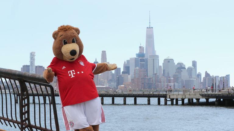 Bayern-Maskottchen Berni während der USA-Reise 2016 vor der Skyline von Manhattan.