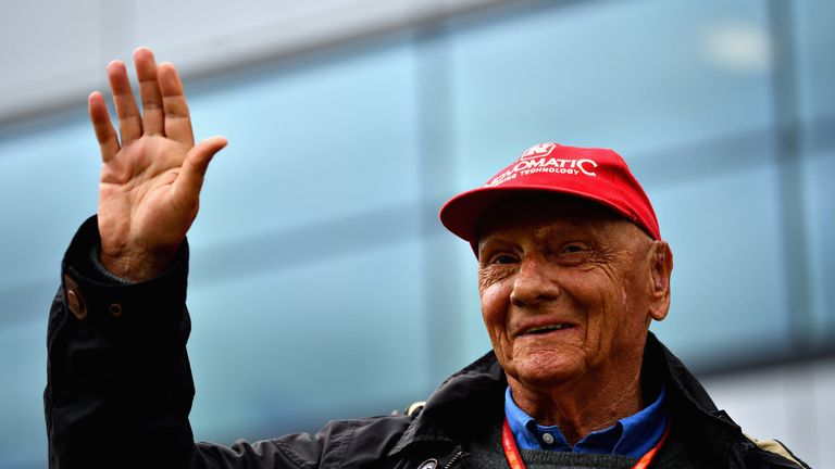 Er kämpft sich zurück: Niki Lauda soll ein Formel-1-Comeback beim Saisonfinale in Abu Dhabi planen.