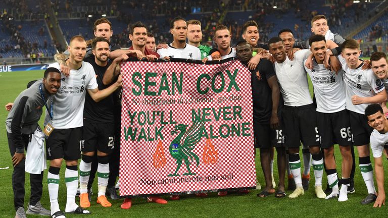 Mit diesem Plakat machen die Spieler des FC Liverpool nach dem Champions-League-Halbfinale bei der AS Rom auf Sean Cox aufmerksam