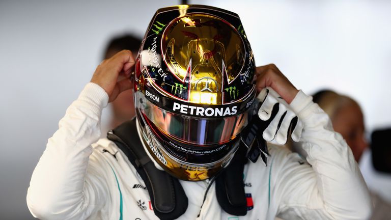 Lewis Hamilton startet im 1. Training des letzten Saisonrennens in Abu Dhabi mit goldenen Helm und der Startnummer 1.
