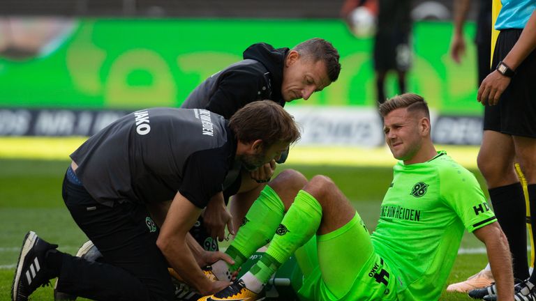 Hannover 96: Top-Torjäger Niclas Füllkrug plagen seit zwei Wochen wieder altbekannte Schmerzen im Knie. Zwei Pflichtspiele verpasste der 25-Jährige bereits. Ob es in der kommenden Woche für einen Einsatz in Gladbach reicht, ist noch offen. 