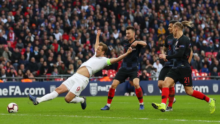 Harry Kane erzielt den 2:1-Siegtreffer für die englische Nationalmannschaft.