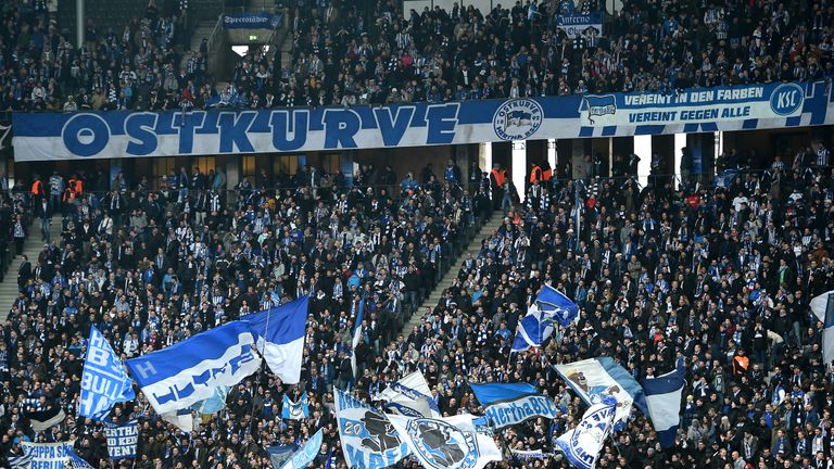 Hertha BSC verbietet den Fans Banner und Fahnen im Stadion zu präsentieren.