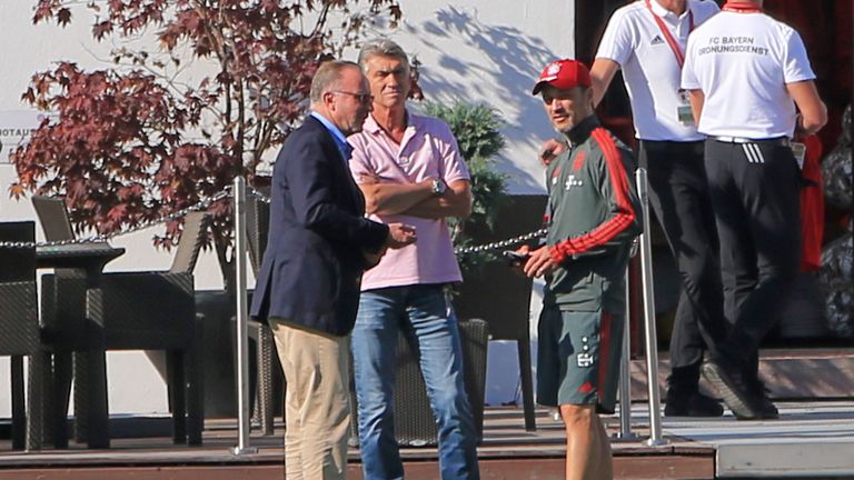 Bayerns Vorstandsvorsitzender Karl-Heinz Rummenigge (l.) im Gespräch mit Trainer Niko Kovac (r.).