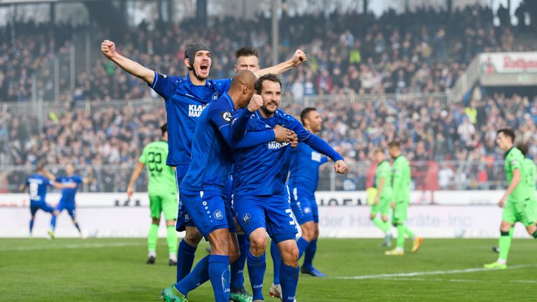 Die Spieler des KSC bejubeln den frühen Führungstreffer von Anton Fink zum 1:0.