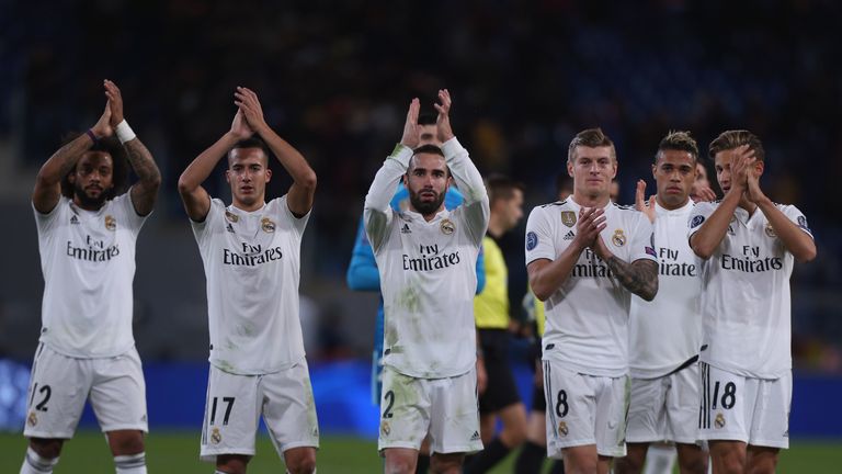 Toni Kroos (3. v. r.) und seine Teamkollegen können sich selbst beklatschen. Denn Real Madrid  ist einer von sieben Klubs, der schon sicher im Achtelfinale der Champions League ist.