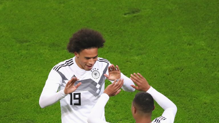 Leroy Sane (l.) und Serge Gnabry stehen für den Generationswechsel im DFB-Team.