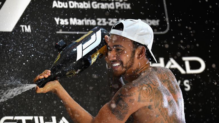 Lewis Hamilton krönt seine erfolgreiche Saison mit einem Sieg im letzten Rennen.