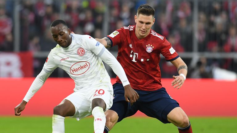 Dodi Lukebakio (l.) trifft dreimal gegen den FC Bayern.