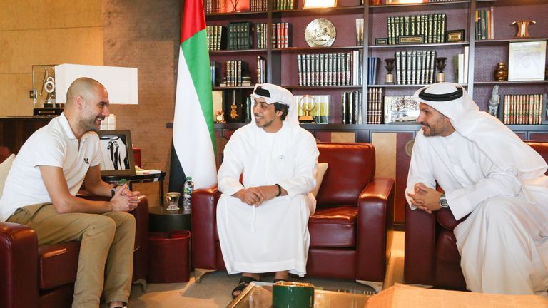 Manchester-City-Coach Pep Guardiola (l.) mit Klubbesitzer Scheich Mansour bin Zayed Al Nahyan (M.).