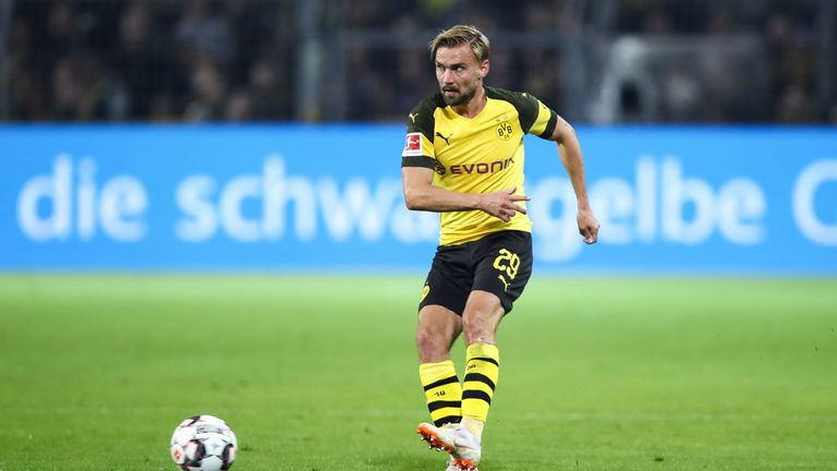 Borussia Dortmund: Der Engpass in der BVB-Abwehr scheint abzuklingen. Nicht zuletzt, weil Marcel Schmelzer nach rund einmonatiger Pause seit dieser Woche wieder mit dem Ball trainiert. Ein Knochenödem im Knie machte dem Linksverteidiger zu schaffen.