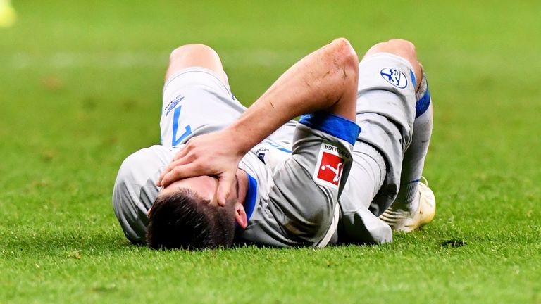 Schalkes Mark Uth zog sich die Verletzung in Spiel gegen Eintracht Frankfurt zu und muss nun eine mehrwöchige Zwangspause einlegen.