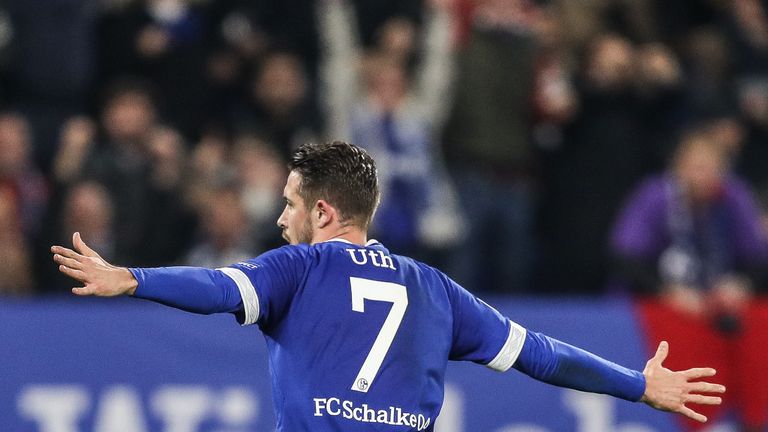 FC Schalke 04: Mark Uth fehlt den Gelsenkirchenern aufgrund eines Mittelfußbruchs wohl mehrere Wochen. Ein weiterer Einsatz in der Hinrunde könnte für den Stürmer wohl sehr knapp werden.