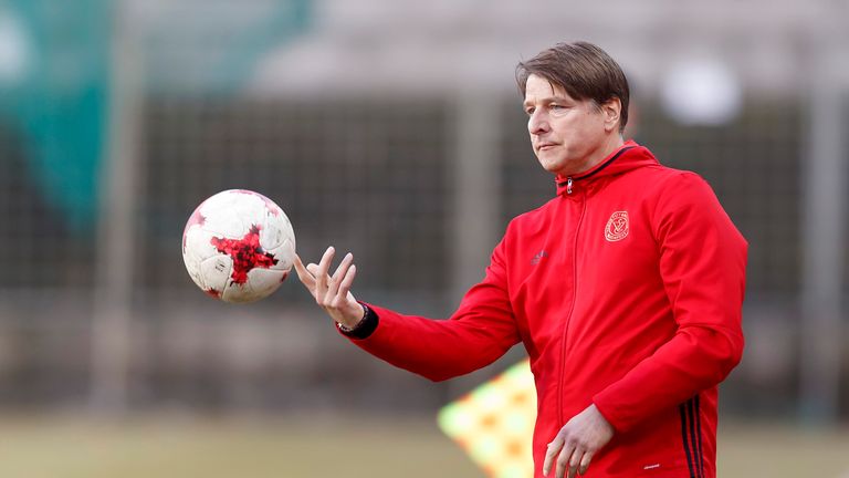 Ex-Bundesliga-Trainer Michael Oenning soll den kriselnden 1. FC Magdeburg aus der Abstiegszone führen.