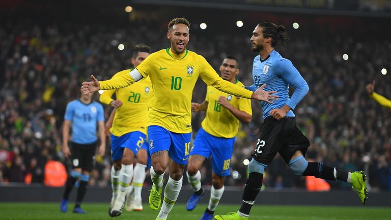 Brasilien-StarNeymar trifft vom Punkt gegen Uruguay.