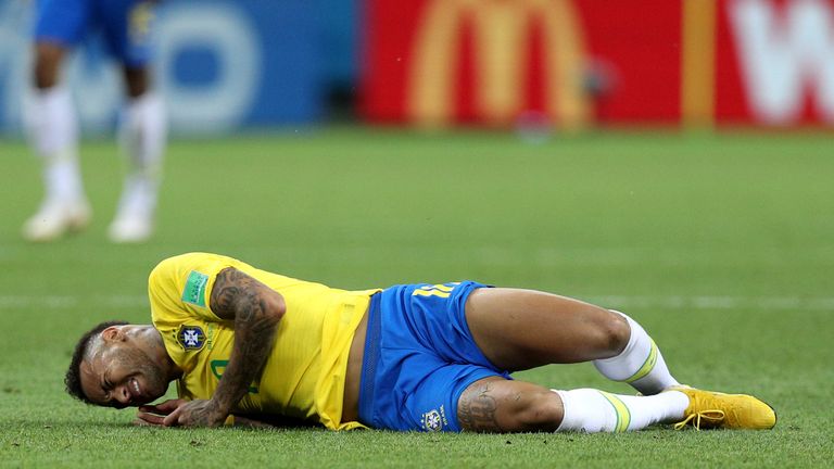 Nur acht Minuten! Neymar verletzt sich im Freundschaftsspiel Brasilien gegen Kamerun sehr früh.