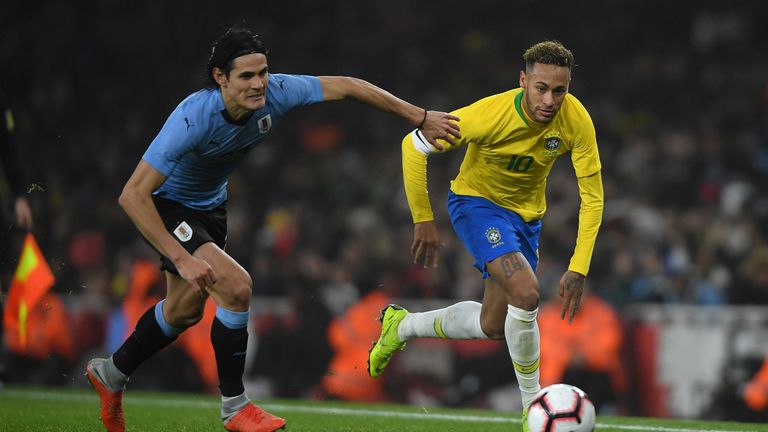 Cavani im Zweikampf mit Neymar.