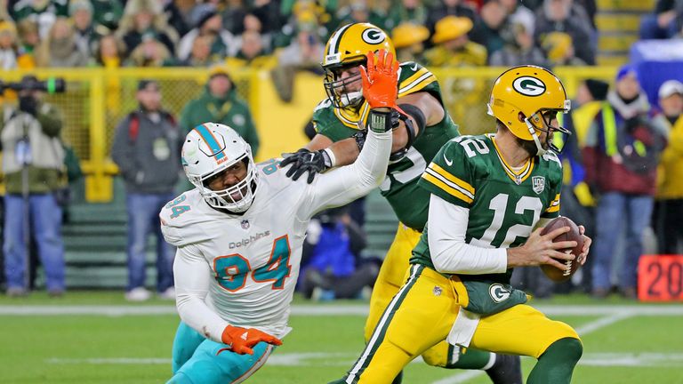 Aaron Rodgers (r.) und die Green Bay Packers setzen sich gegen die Dolphins durch. 