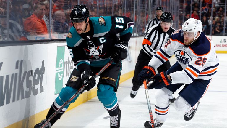 Leon Draisaitl (r.) und die Edmonton Oilers kassieren gegen die Anaheim Ducks eine knappe Niederlage nach Verlängerung. 