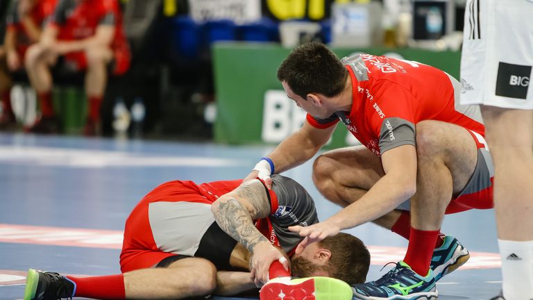 Schockmoment im Pokalspiel: Melsungens Domagoj Pavlovic verletzte sich nach 30 Sekunden.