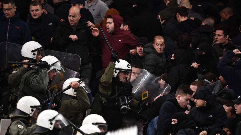 The police are in Amsterdam against hooligans.