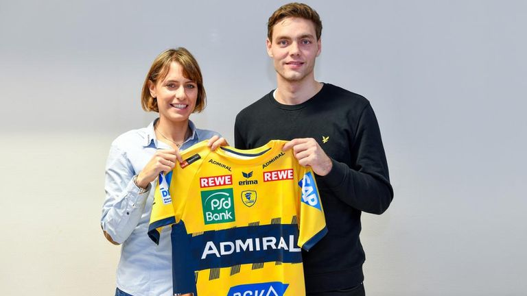 Löwen-Geschäftsführerin Jennifer Kettemann mit Neuzugang Niclas Kirkelökke (Quelle: Rhein-Neckar Löwen/Binder). 