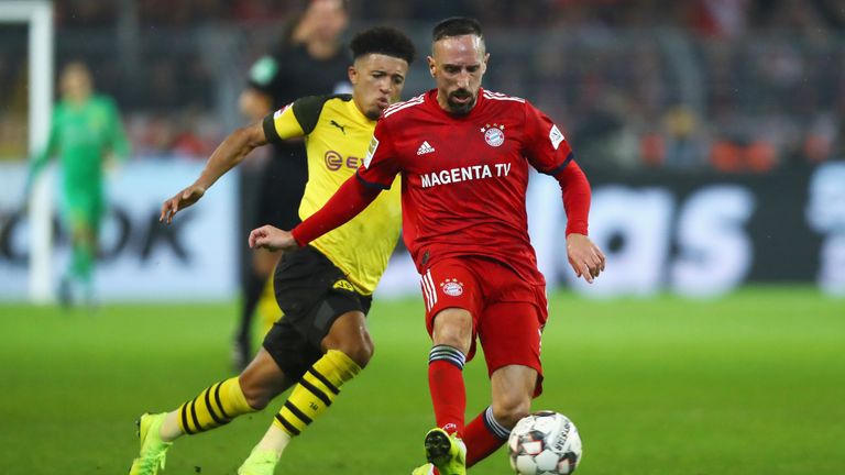 Bayern-Star Franck Ribery (vorne) im Duell mit Dortmunds Jadon Sancho.