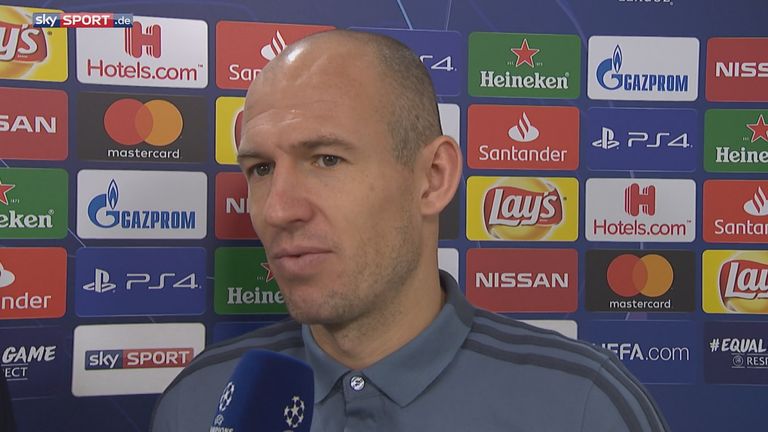 Arjen Robben äußert sich nach dem Sieg gegen Benfica am Sky Mikrofon.